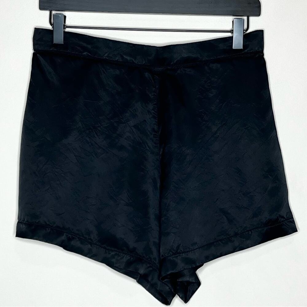 ATHLETA Calm Cool Short in Black Size Medium Satin finish elastic waist - Picture 3 of 6